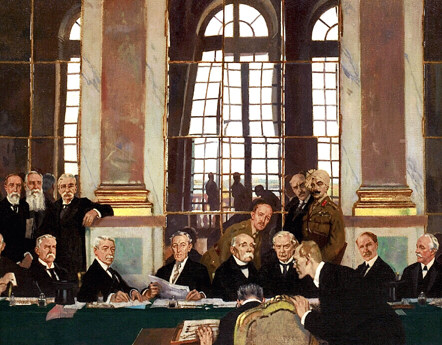 Män vid ett bord diskuterar och läser dokument.